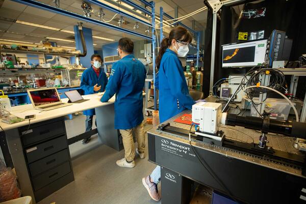 students in Zachariah lab